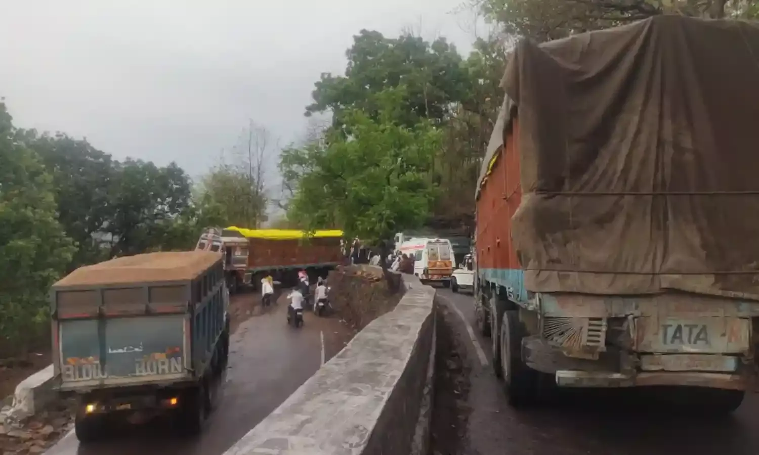 अजयगढ़ घाटी में ट्रक फंस जाने से लगा जाम