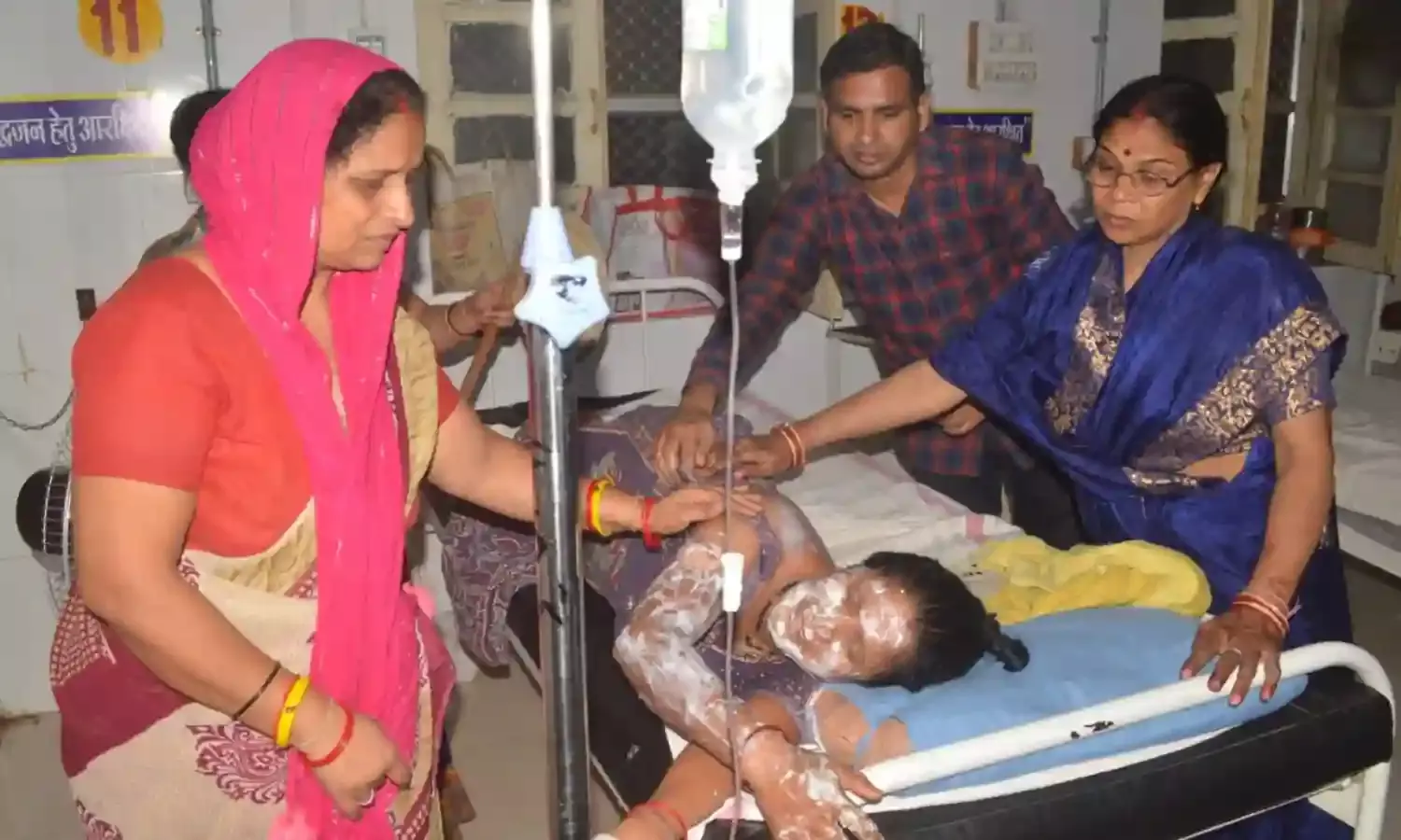 गैस की भट्ठी में भडक़ी आग से बुजुर्ग दंपति समेत एक ही परिवार के ३ जख्मी