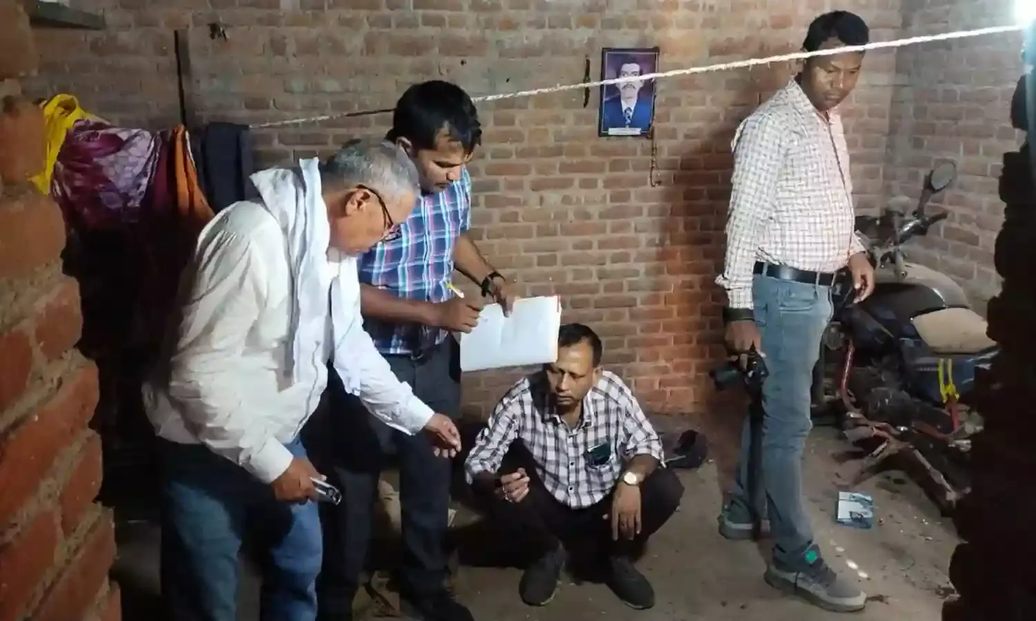 पतेरी स्थित तलइया बस्ती में बमबाजी का मामला, एफएसएल टीम ने लिए ब्लड और बारूद  के कणों के सेंपल, ४ घंटे चली पड़ताल