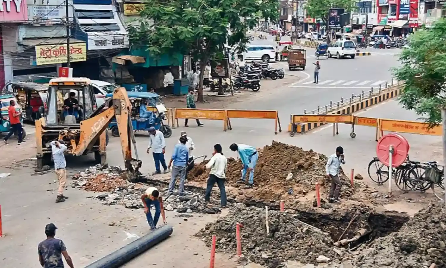 मॉडल रोड के नीचे से पाइप लाइन क्रॉस कराने 8 घंटे बंद रही सड़क, दिन भर लोग होते रहे परेशान