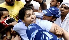 दिल्ली पुलिस ने पहलवानों पर की एफआईआर, साक्षी मलिक बोलीं हमने दंगा नहीं किया