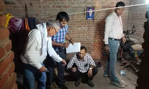 पतेरी स्थित तलइया बस्ती में बमबाजी का मामला, एफएसएल टीम ने लिए ब्लड और बारूद के कणों के सेंपल, ४ घंटे चली पड़ताल पतेरी स्थित तलइया बस्ती में बमबाजी का मामला, एफएसएल टीम ने लिए ब्लड और बारूद के कणों के सेंपल, ४ घंटे चली पड़ताल