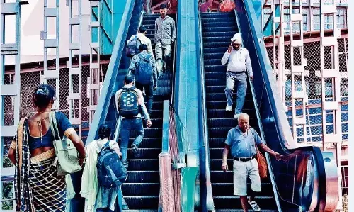 मुख्य रेलवे स्टेशन का हाल: संवारने के नाम पर करोड़ों खर्च फिर भी यात्रियों को नहीं मिल रहीं सुविधाएँ