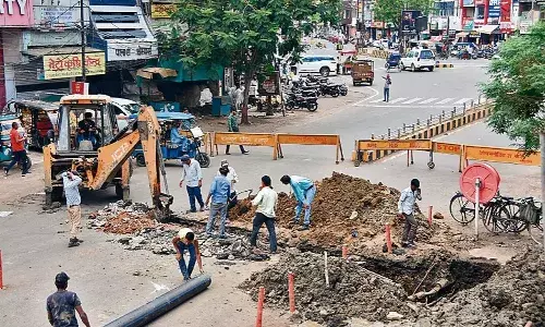 मॉडल रोड के नीचे से पाइप लाइन क्रॉस कराने 8 घंटे बंद रही सड़क, दिन भर लोग होते रहे परेशान मॉडल रोड के नीचे से पाइप लाइन क्रॉस कराने 8 घंटे बंद रही सड़क, दिन भर लोग होते रहे परेशान