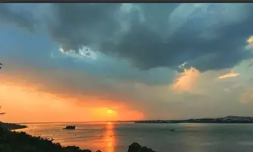 पहले तेज धूप, दोपहर में फिर बदला मौसम, चलीं तेज हवाएँ