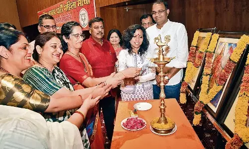 महिलाओं को बताएँ सरकार की योजनाएँ