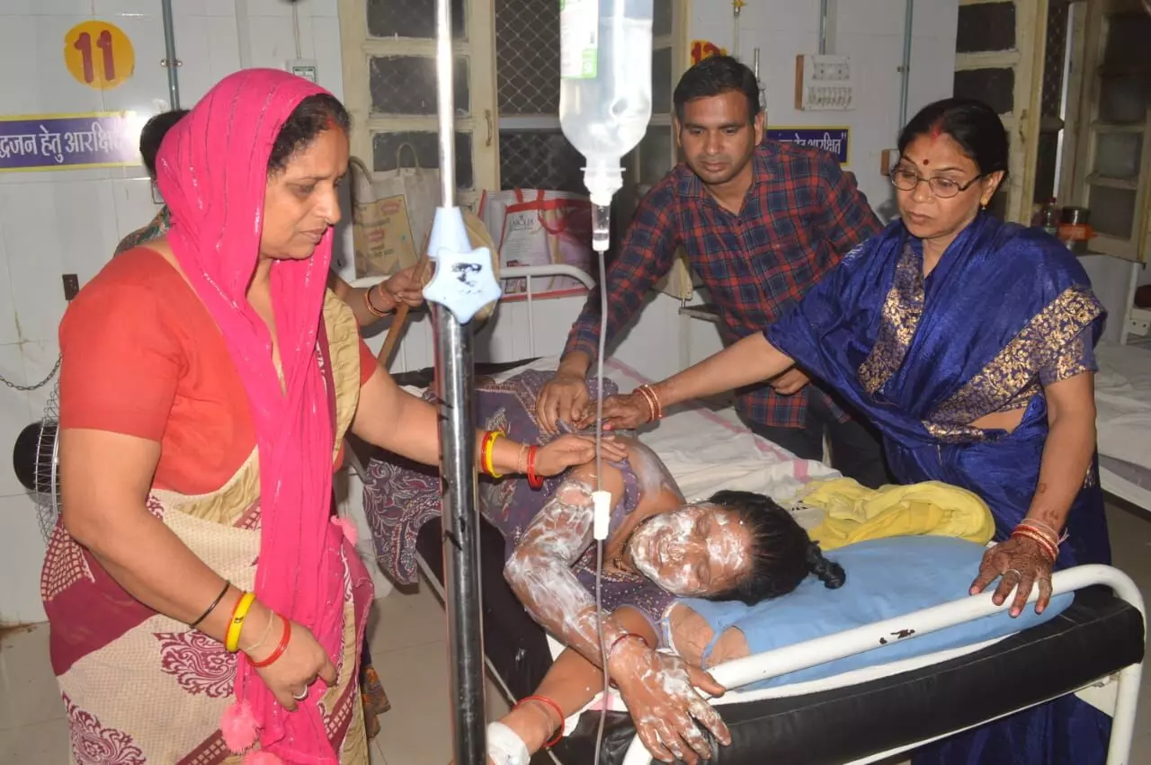 गैस की भट्ठी में भडक़ी आग से बुजुर्ग दंपति समेत एक ही परिवार के ३ जख्मी गैस की भट्ठी में भडक़ी आग से बुजुर्ग दंपति समेत एक ही परिवार के ३ जख्मी