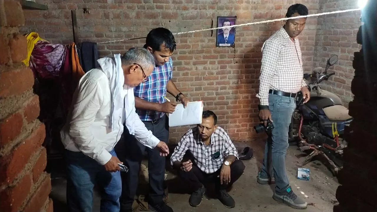 पतेरी स्थित तलइया बस्ती में बमबाजी का मामला, एफएसएल टीम ने लिए ब्लड और बारूद के कणों के सेंपल, ४ घंटे चली पड़ताल पतेरी स्थित तलइया बस्ती में बमबाजी का मामला, एफएसएल टीम ने लिए ब्लड और बारूद के कणों के सेंपल, ४ घंटे चली पड़ताल
