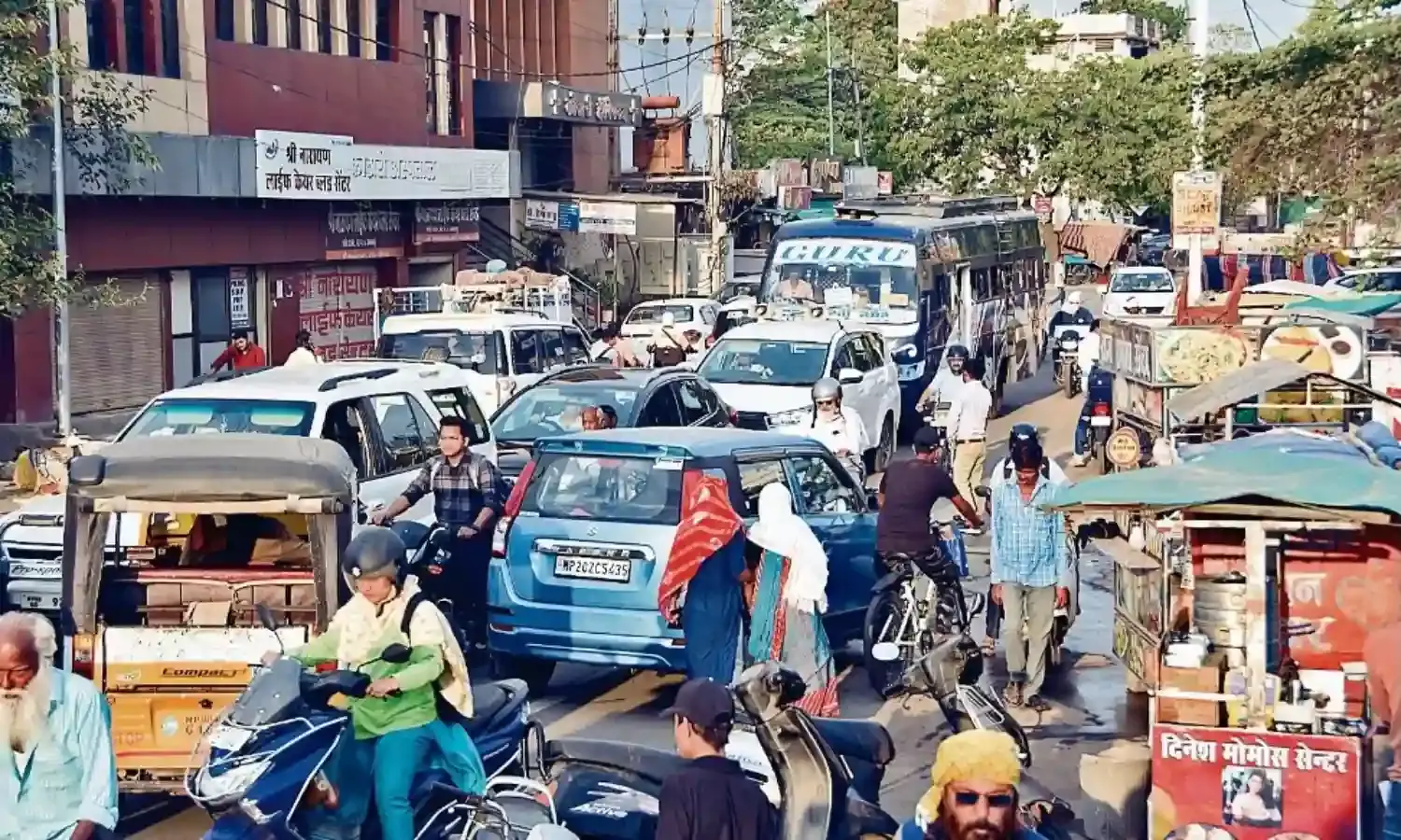 मदन महल चौक से रानीताल तक समस्या, परेशान हुए लोग, मरीज ले जाती एम्बुलेंस भी फँसी