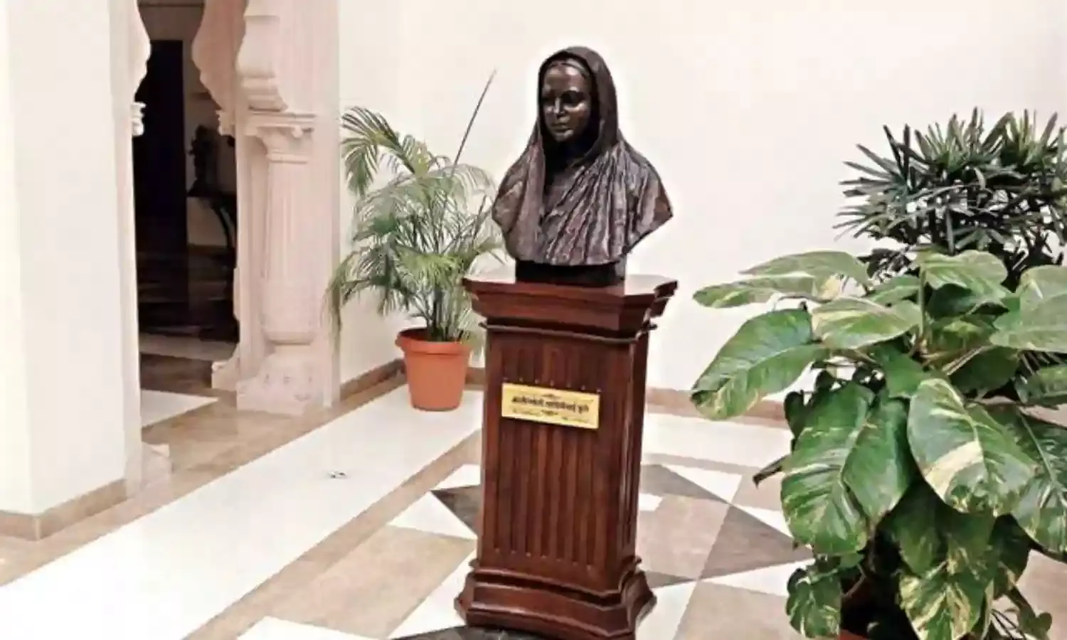 सदन में सावित्रीबाई फुले और अहिल्याबाई होलकर के अपमान के मुद्दे पर सरकार का स्पष्टीकरण