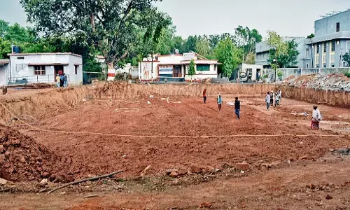 कॉलेज में खेल मैदान को खोदकर तान रहे 13 करोड़ रुपए की बिल्डिंग