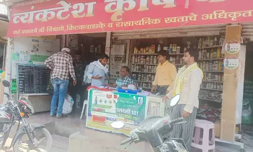 बीज विक्रेताओं के गोदाम फुल, दुकानों से ग्राहक नदारद बीज विक्रेताओं के गोदाम फुल, दुकानों से ग्राहक नदारद