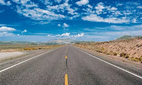 गुणवत्ताहीन सड़क बनाने वाले ठेकेदार के बीस लाख रोके