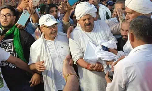 पहलवानों ने नरेश टिकैत को सौंपे अपने मेडल, सरकार को दी 5 दिन की मोहलत