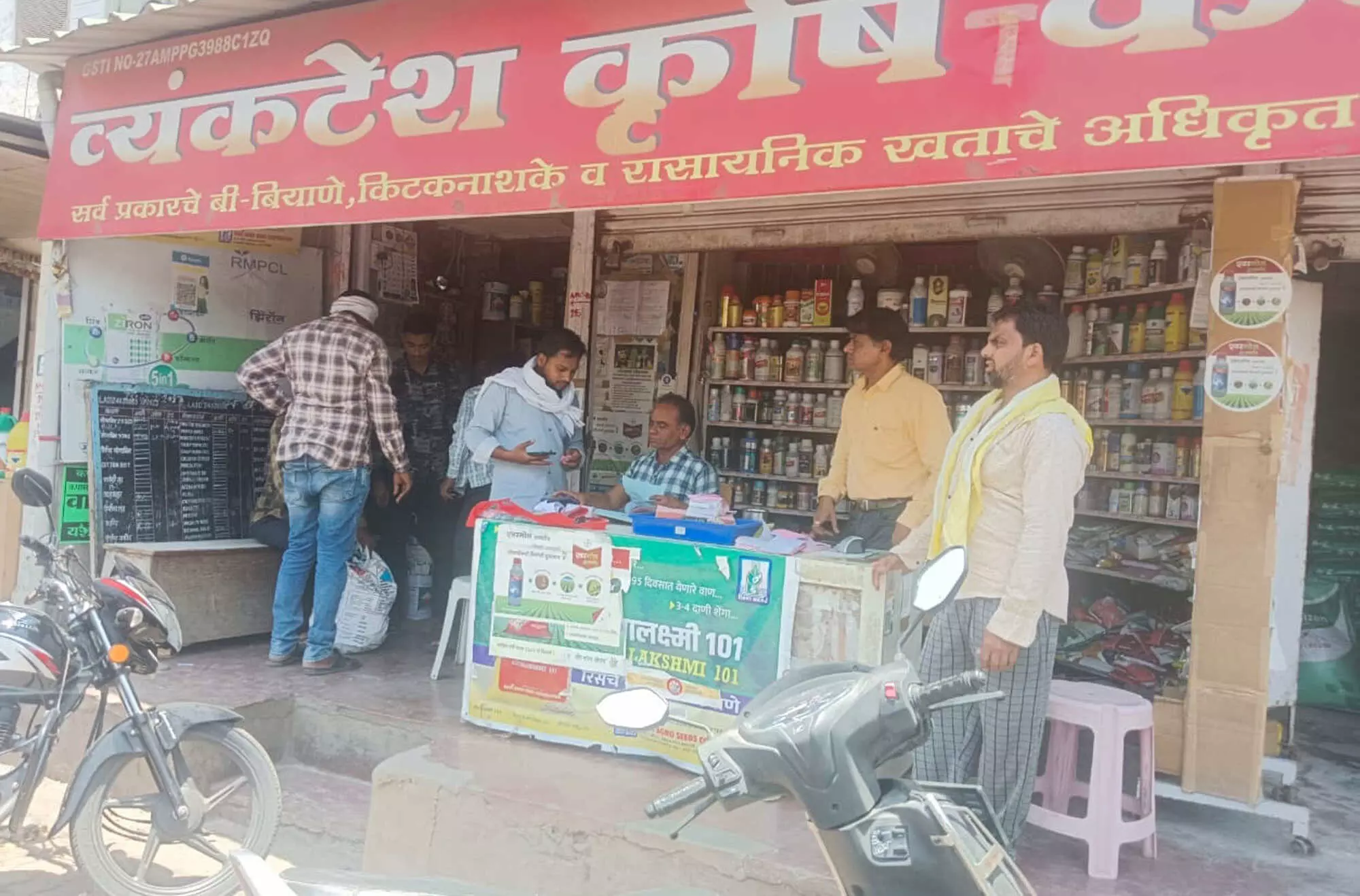 बीज विक्रेताओं के गोदाम फुल, दुकानों से ग्राहक नदारद बीज विक्रेताओं के गोदाम फुल, दुकानों से ग्राहक नदारद
