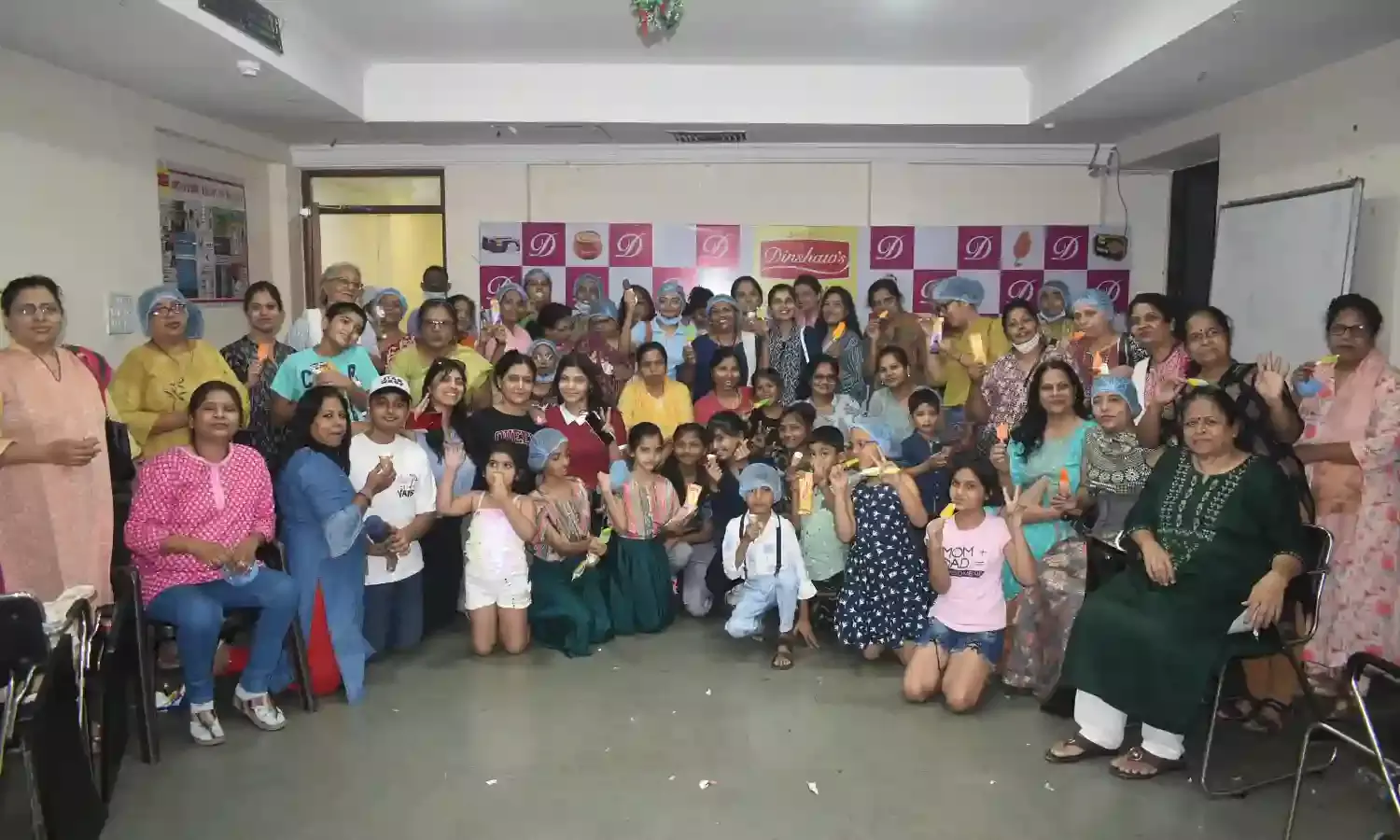वुमन भास्कर क्लब की महिलाओं के साथ बच्चों ने उठाया आइस्क्रीम का लुत्फ