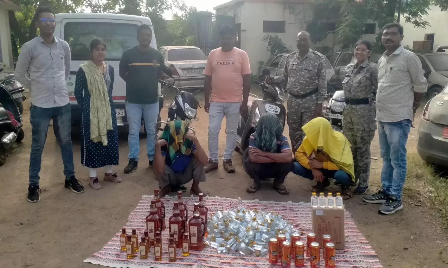 तीन दोपहिया समेत लाखों की शराब के साथ तीन गिरफ्तार