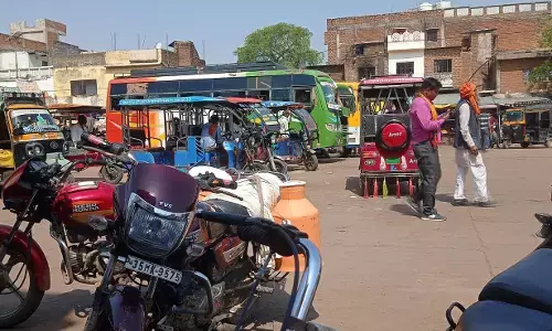 अजयगढ बस स्टैण्ड में अव्यवस्थित पार्किंग से लोग परेशान