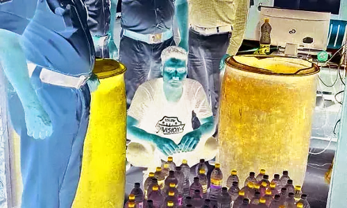 कचरे में पड़ी बोतलों को सीलबंद कर रेल यात्रियों को बेचने का पर्दाफाश कचरे में पड़ी बोतलों को सीलबंद कर रेल यात्रियों को बेचने का पर्दाफाश