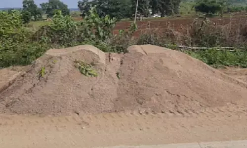रात में रेत उत्खनन करने वालों पर दबिश, अवैध रेत का ढेर किया जब्त रात में रेत उत्खनन करने वालों पर दबिश, अवैध रेत का ढेर किया जब्त