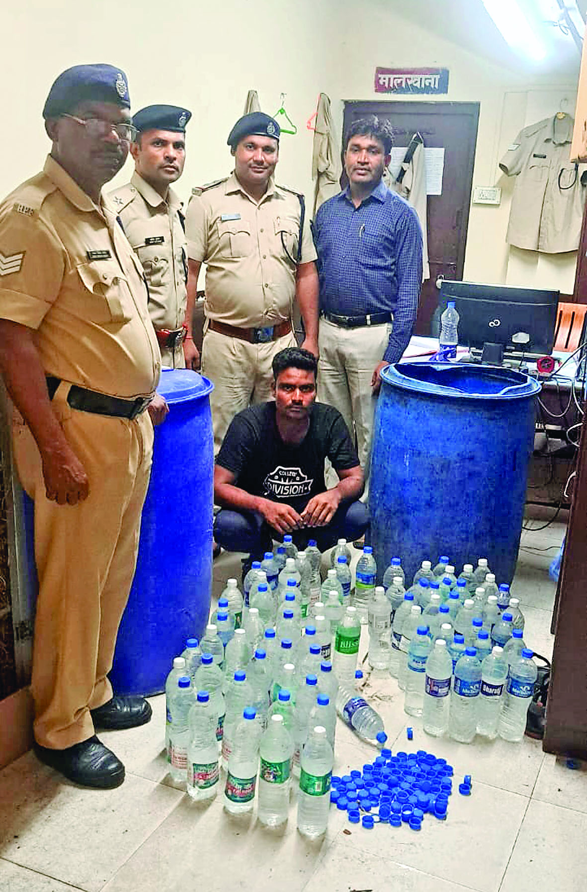 कचरे में पड़ी बोतलों को सीलबंद कर रेल यात्रियों को बेचने का पर्दाफाश कचरे में पड़ी बोतलों को सीलबंद कर रेल यात्रियों को बेचने का पर्दाफाश