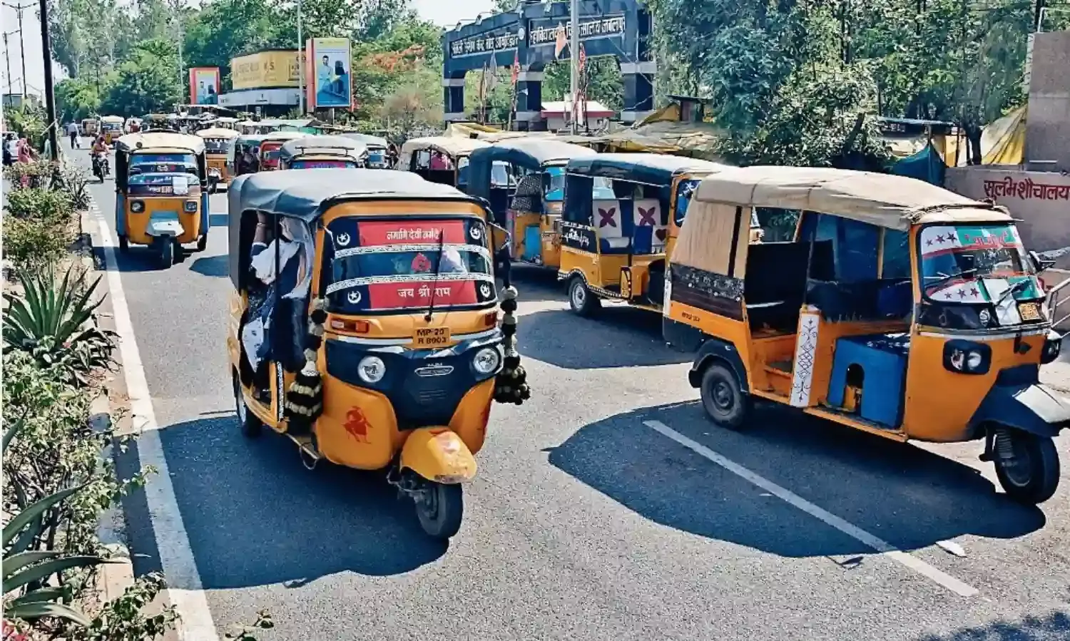 अराजकता : अतिक्रमण की चपेट में अस्पताल का गेट, ऑटो मचा रहे धमाचौकड़ी, बस स्टाॅप पर भी कब्जा