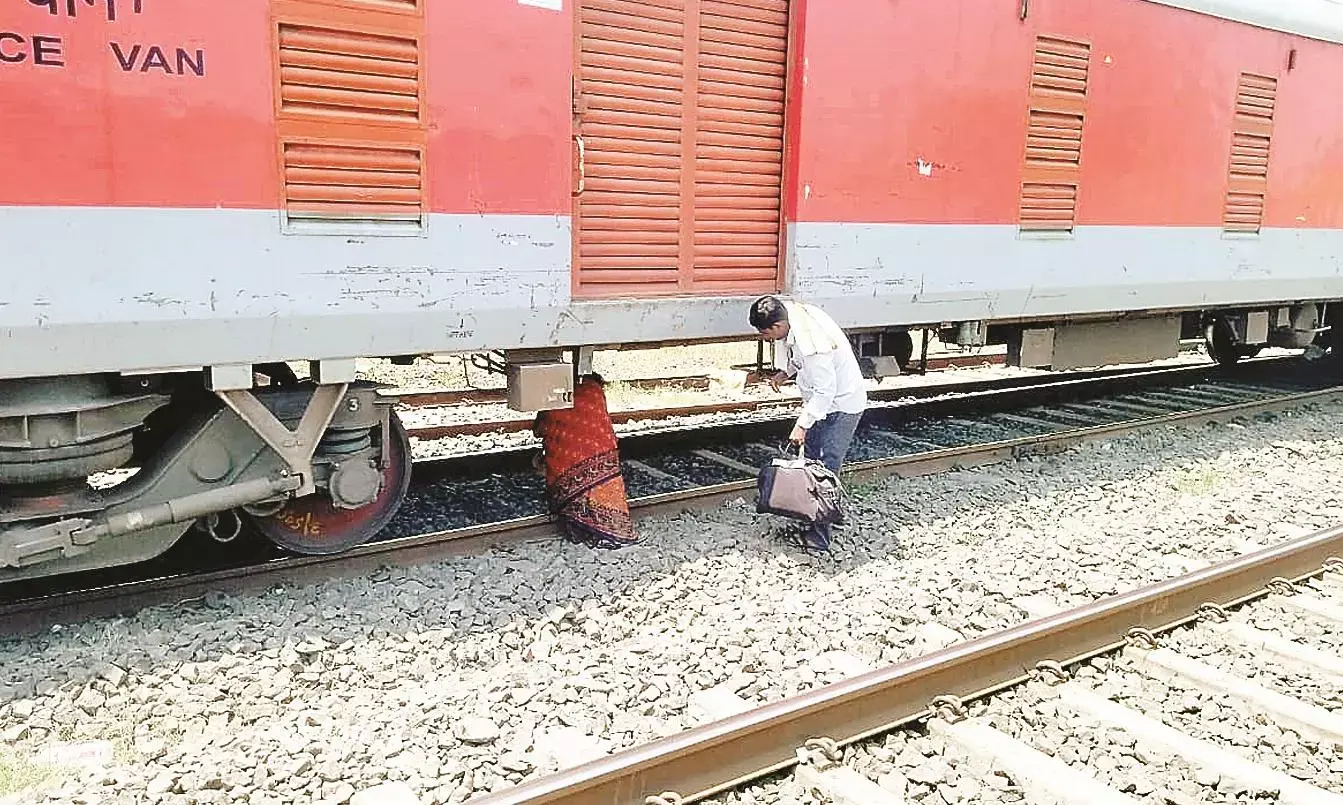 महाराष्ट्र के इस स्टेशन पर नहीं है फुट ओवर ब्रिज, आए दिन जान हथेली पर रखकर यात्री करते हैं सफर