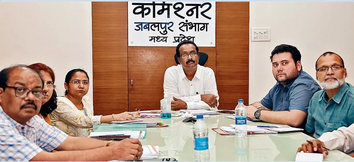 संभागीय आयुक्त ने वीसी में ज्वलंत विषयों पर की चर्चा, कलेक्टरों को दिए उचित निर्देश
