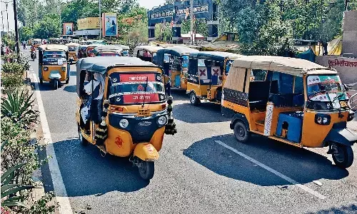 अराजकता : अतिक्रमण की चपेट में अस्पताल का गेट, ऑटो मचा रहे धमाचौकड़ी, बस स्टाॅप पर भी कब्जा अराजकता : अतिक्रमण की चपेट में अस्पताल का गेट, ऑटो मचा रहे धमाचौकड़ी, बस स्टाॅप पर भी कब्जा