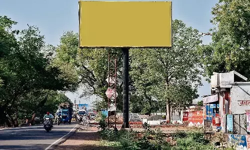 यूनिपोल माफिया पूरी तरह बेखौफ, अधारताल से इमलिया तक रातों-रात टाँग दिए तीन यूनिपोल