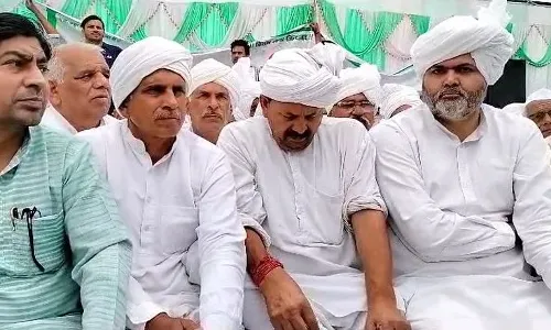 पहलवानों को जातियों में बांट रही सरकार, इनकी जाति केवल तिरंगा, खाप महापंचायत में बोले टिकैत बंधू