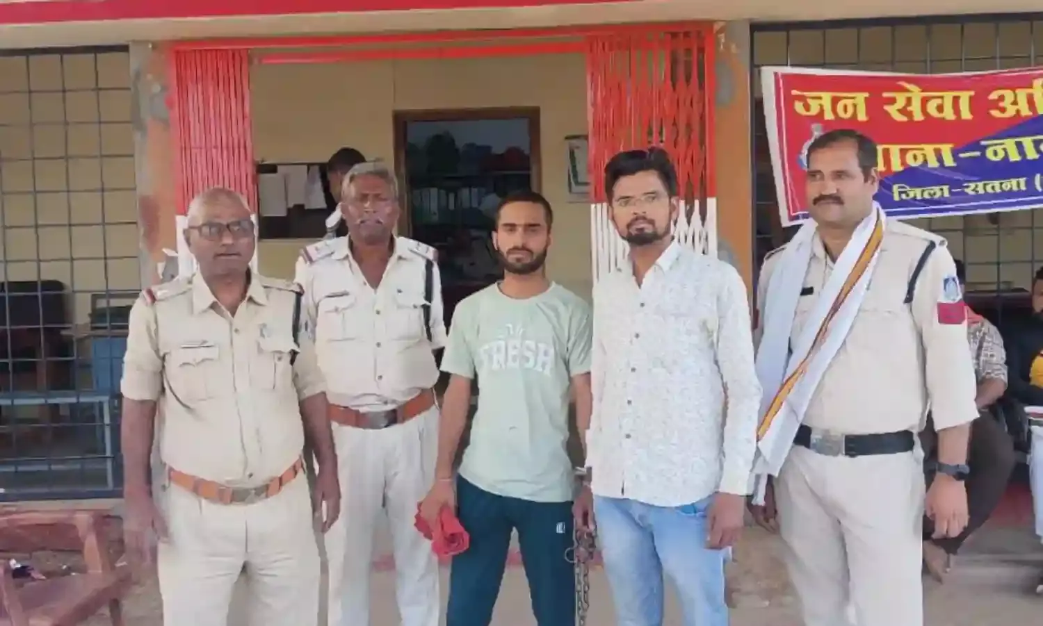 भैंसाखाना में कबाड़ी के ठिकाने में मिली बिजली की तार और एंगल, दो गिरफ्तार