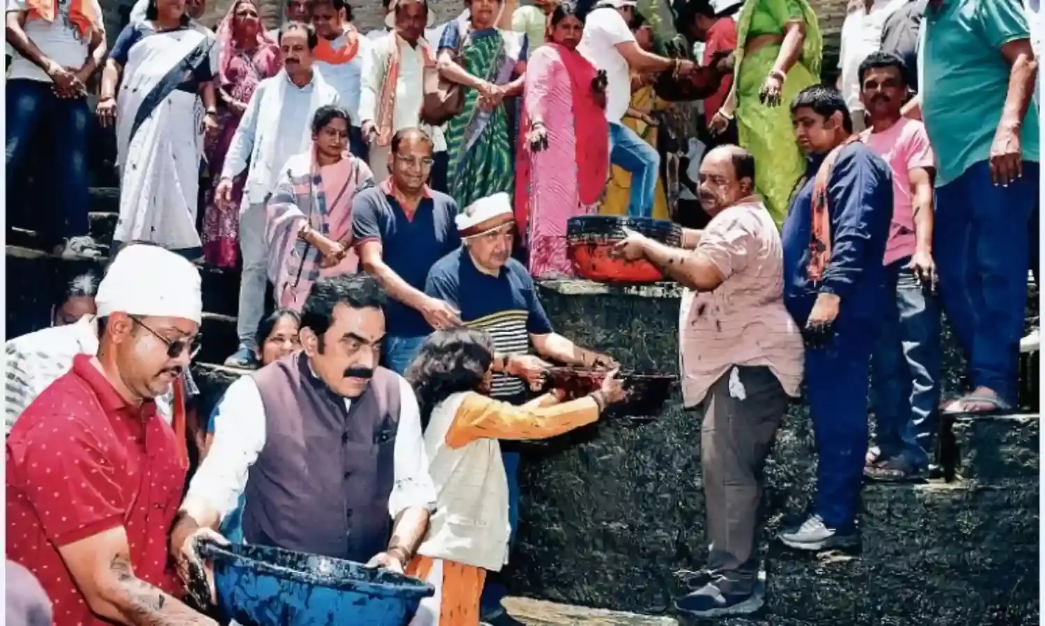 छह घंटे तक कीचड़ और गंदगी के बीच सफाई, प्राचीन बावड़ी की बदली सूरत