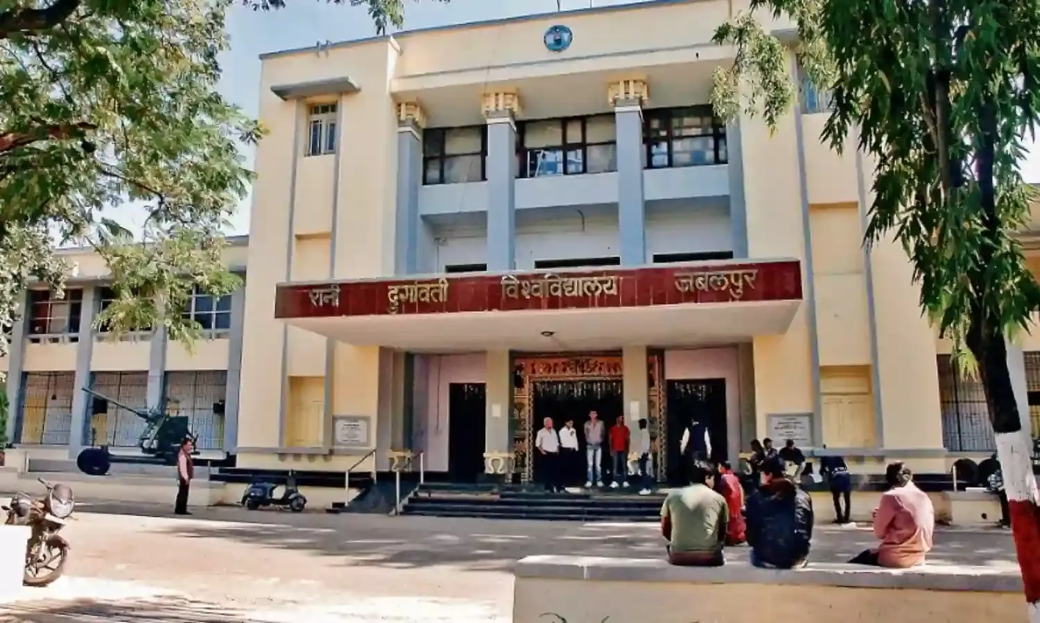 रादुविवि कर्मियों की काम बंद हड़ताल आज से, परीक्षाएँ निरस्त