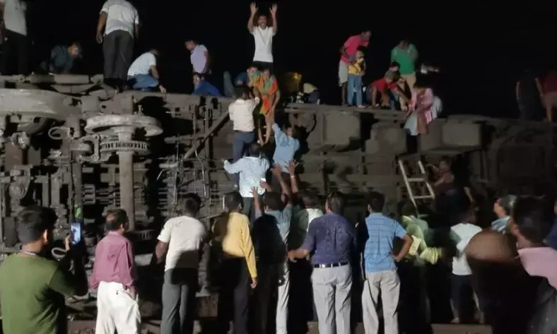 ओडिशा के बालासोर में बड़ा ट्रेन हादसा, 50 से ज्यादा लोगों की हुई मौत,रेल मंत्रालय ने किया 10-10 लाख के मुआवजे का ऐलान