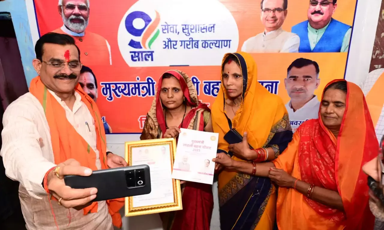लाडली बहनों के बीच कुर्सी छोड़ जमीन पर बैठे वीडी शर्मा, सेल्फी ली, मिलकर मोदी-मोदी के नारे भी लगाए