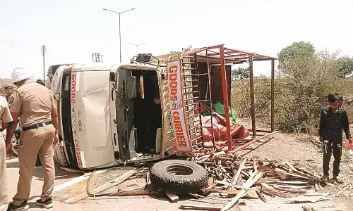 सैलानीबाबा की दरगाह जा रहा वाहन पलटा, 20 श्रद्धालु हुए घायल