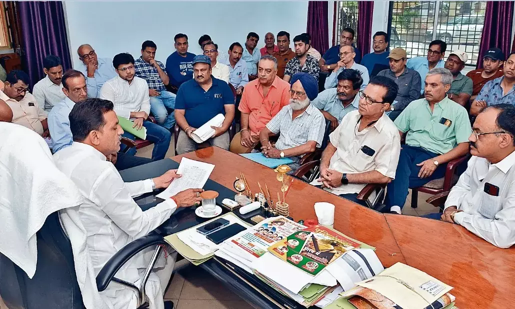 नया बाजार मार्केट मामला: निगम प्रशासन और कारोबारियों की बैठक