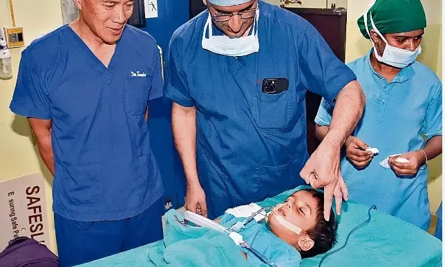 डॉ. टियो आदित्य हाॅस्पिटल में दे रहे मार्गदर्शन