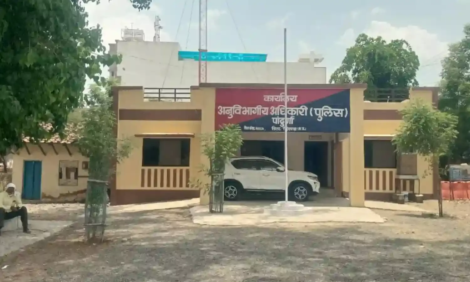 शिक्षक से अभद्रता व मारपीट के मामले में निलंबित प्रभारी प्राचार्य ने एसडीओपी कार्यालय में घुसकर किया हंगामा