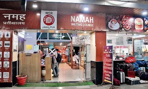 विडंबना : मुख्य रेलवे स्टेशन पर यात्रियों को हो रही परेशानी, रेल प्रशासन इस ओर नहीं दे रहा ध्यान