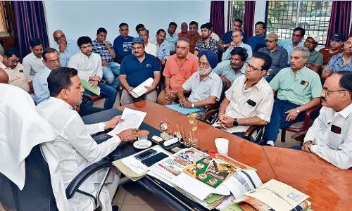 नया बाजार मार्केट मामला: निगम प्रशासन और कारोबारियों की बैठक नया बाजार मार्केट मामला: निगम प्रशासन और कारोबारियों की बैठक