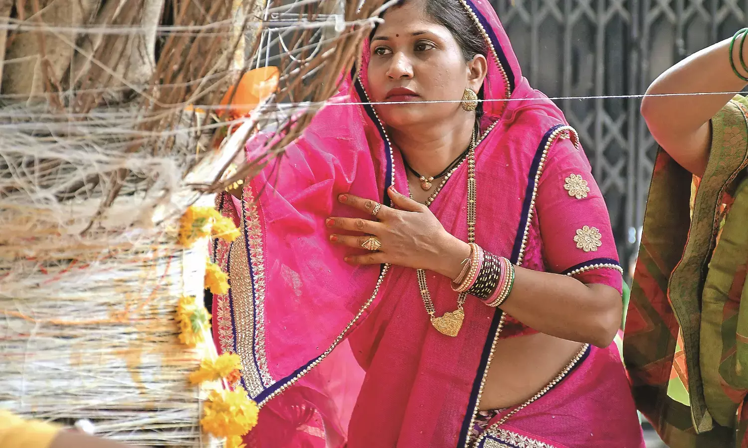 कड़ी धूप, नंगे पांव, वटवृक्ष पूजने पहुंचीं सुहागिनें