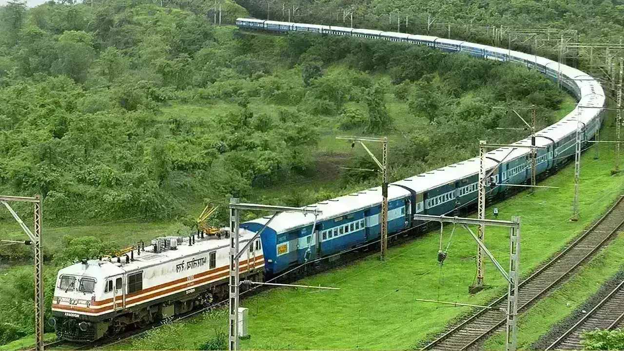 आम यात्रियों के बजट से बाहर हो रहीं रेल गाड़ियां - तेजी से कम हो रहीं स्लीपर बोगियां