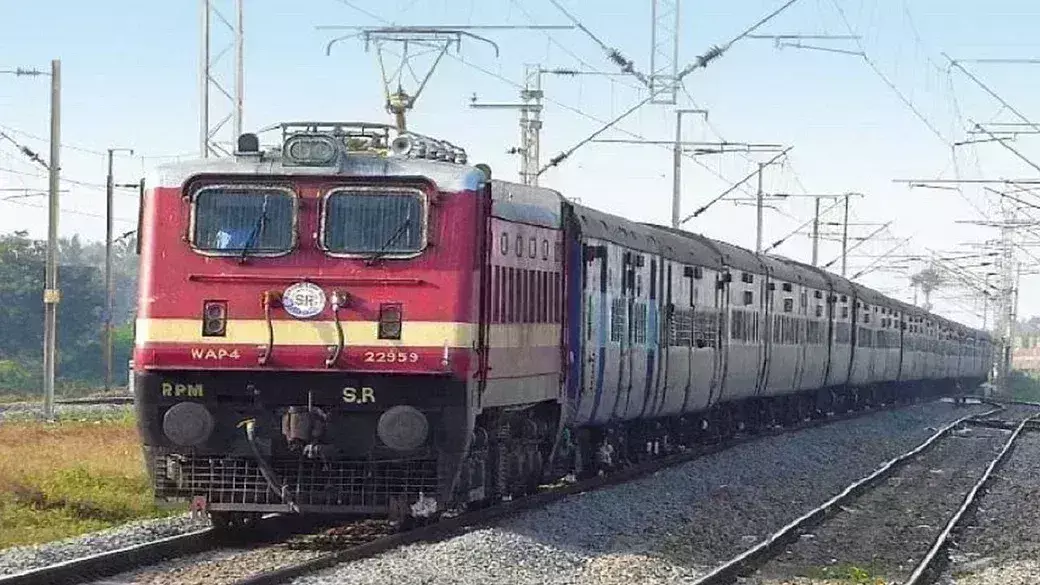 दक्षिण से आने वाली गाड़ियां काफी विलंब से चलीं