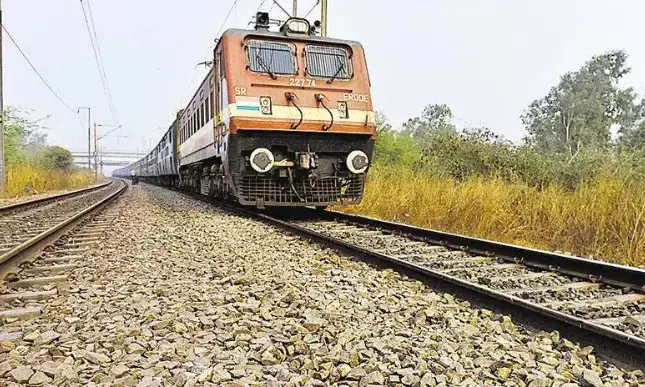 दुरंतो के शौचालय की खिड़की तोड़कर भागा शातिर आरोपी