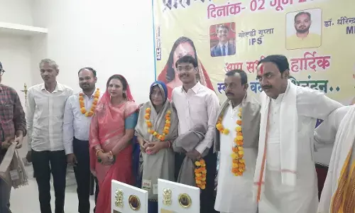 गोल्डी गुप्ता एवं डॉ. धीरेन्द्र गुप्ता का किया गया सम्मान गोल्डी गुप्ता एवं डॉ. धीरेन्द्र गुप्ता का किया गया सम्मान