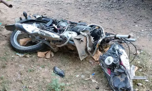 अज्ञात हाइवा चालक ने बाइक सवारों को कुचला, दो की मौत, एक गंभीर... अज्ञात हाइवा चालक ने बाइक सवारों को कुचला, दो की मौत, एक गंभीर...