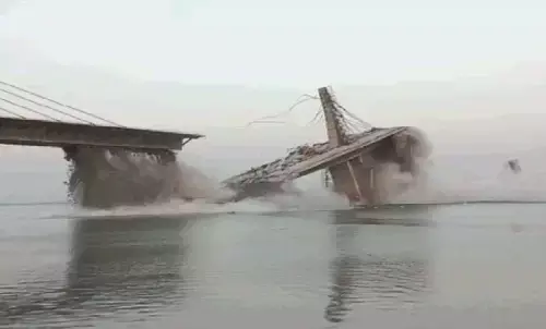 बिहार के भागलपुर में गंगा नदी पर बन रहा निर्माणाधीन पुल गिरा, एक साल पहले भी एक हिस्सा गिरा था बिहार के भागलपुर में गंगा नदी पर बन रहा निर्माणाधीन पुल गिरा, एक साल पहले भी एक हिस्सा गिरा था