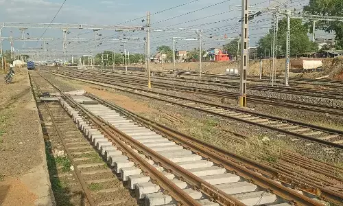 इलेक्ट्रॉनिक इंटरलॉकिंग में अपग्रेडेशन के चलते मैनुअली किए जा रहे रेलवे ट्रेक चेंज इलेक्ट्रॉनिक इंटरलॉकिंग में अपग्रेडेशन के चलते मैनुअली किए जा रहे रेलवे ट्रेक चेंज